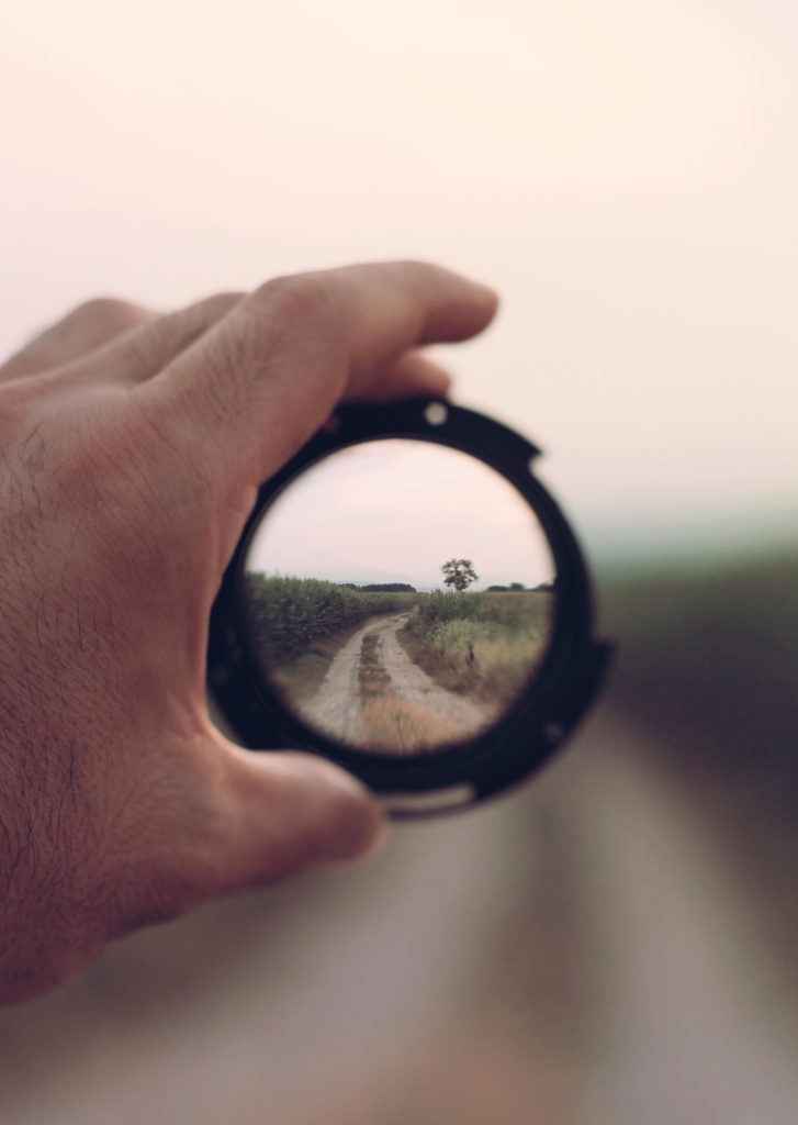 Illustration qui montre qu'en changeant de focus, on peut découvrir un chemin invisible initialement