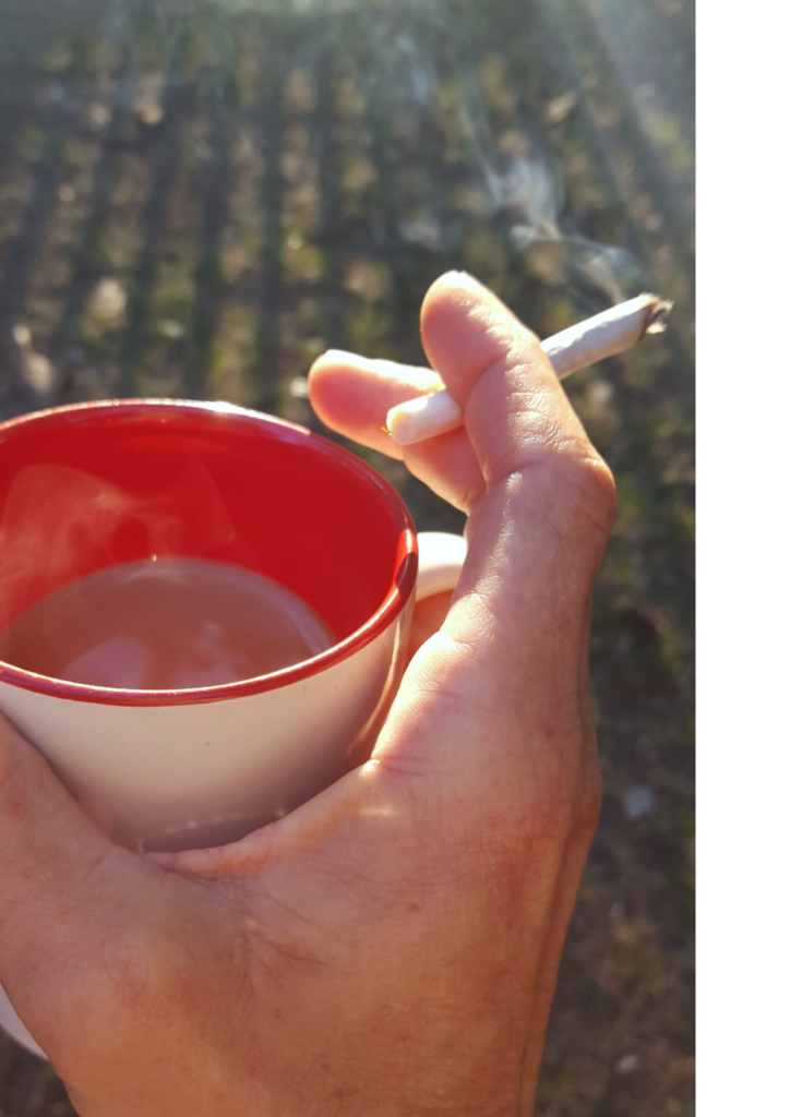Photo d'une main tenant un café une une cigarette