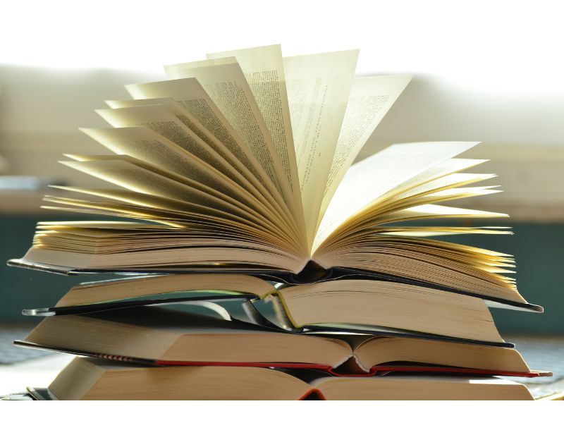 Photo de livres ouverts suggérant l'étude